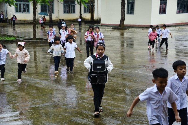 Ban Từ thiện: Tặng quà Trung Thu cho các em học sinh ở Đắk Som, Đăk Nông